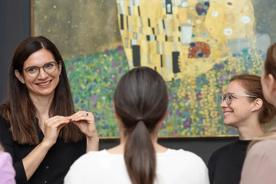 Grupo de personas delante de El beso de Gustav Klimt en el Belvedere Superior