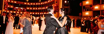 Couples sur la piste de danse du Bal de l’Opéra de Vienne à l’Opéra national