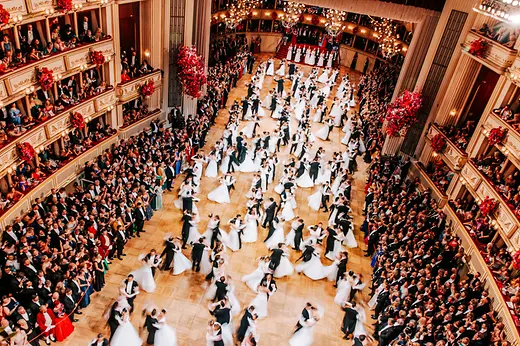 Tanzende Debüntantenpaare bei der Eröffnung des Wiener Opernballs in der Wiener Staatsoper