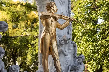Il monumento a Johann Strauss nel parco cittadino