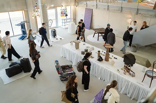 Des personnes dans une exposition