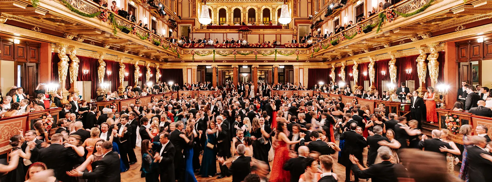 Parejas de baile en el baile de la Orquesta Filarmónica en el Musikverein de Viena