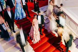 Pareja vestida de gala en la escalinata del Hofburg
