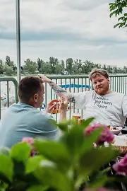 Zwei Männer beim Essen