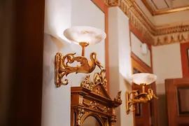 Közelkép két klasszicista lámpáról a Musikverein nagytermébe