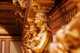 Női alak (kariatida) a bécsi Musikverein Aranytermében
