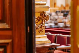 Musikverein Wien, Aranyterem, kilátás két oszlop között a színpadra