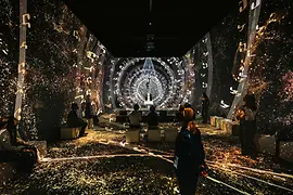 Raum im Johann Strauss Museum - New Dimensions mit Strauss-Statue und abstrakten Musik-Visuals, darunter auch Notenzeilen.