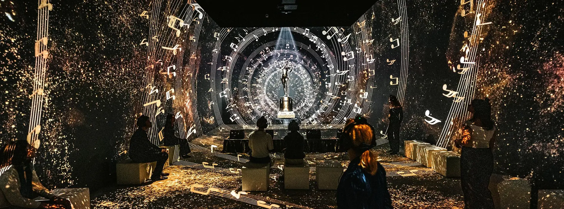 Raum im Johann Strauss Museum - New Dimensions mit Strauss-Statue und abstrakten Musik-Visuals, darunter auch Notenzeilen.