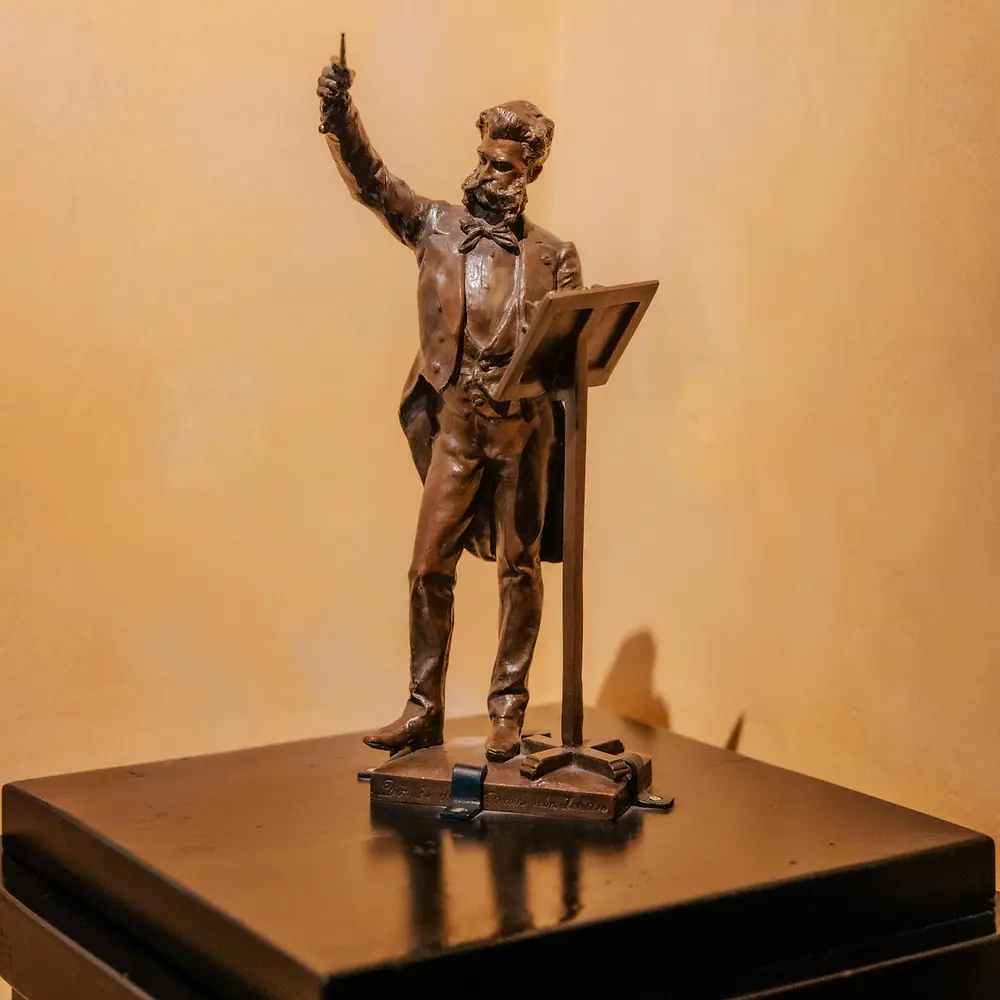 52255-strauss-wohnung-statue-