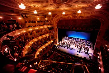MusikTheater an der Wien lors d'une représentation, avec le public et les musicien·ne·s sur scène