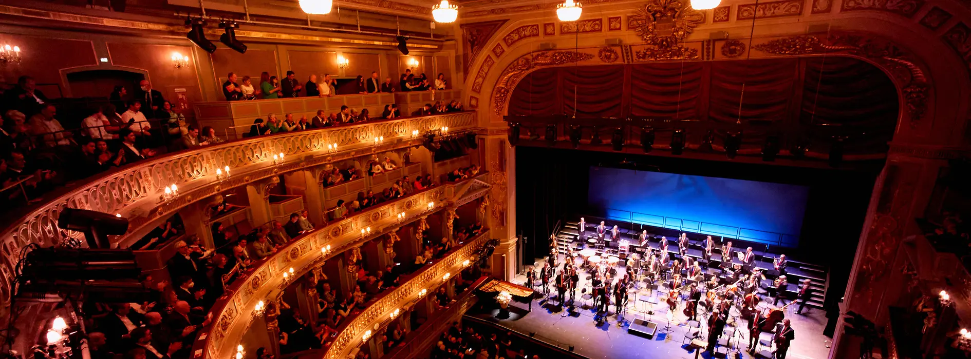MusikTheater an der Wien bei einer Aufführung, mit Publikum und Musiker:innen auf der Bühne