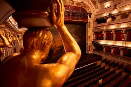 MusikTheater an der Wien, Blick auf die Bühne hinter einer Karyatide (Säule in Menschenform)