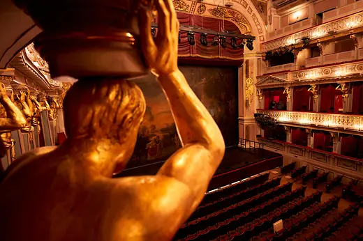 MusikTheater an der Wien, vue sur la scène derrière une cariatide (colonne en forme de figure humaine)