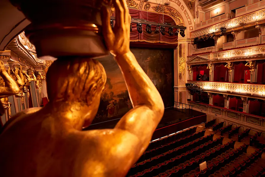 MusikTheater an der Wien, vue sur la scène derrière une cariatide (colonne en forme de figure humaine)