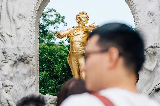 Parco della città di Vienna, monumento a Johann Strauss, turisti in primo piano