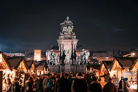 Weihnachtsmarkt rund um das Maria-Theresien-Denkmal