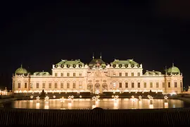 Blick auf das weihnachtlich geschmückte Schloss Belvedere
