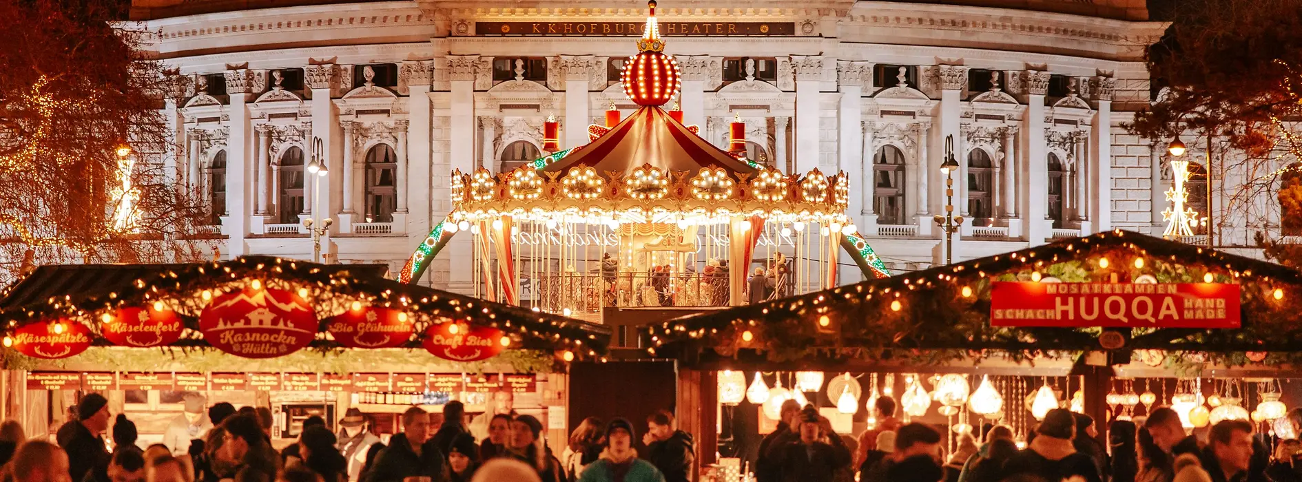 Weihnachtsmarkt am Rathausplatz mit Blick auf das Burgtheater