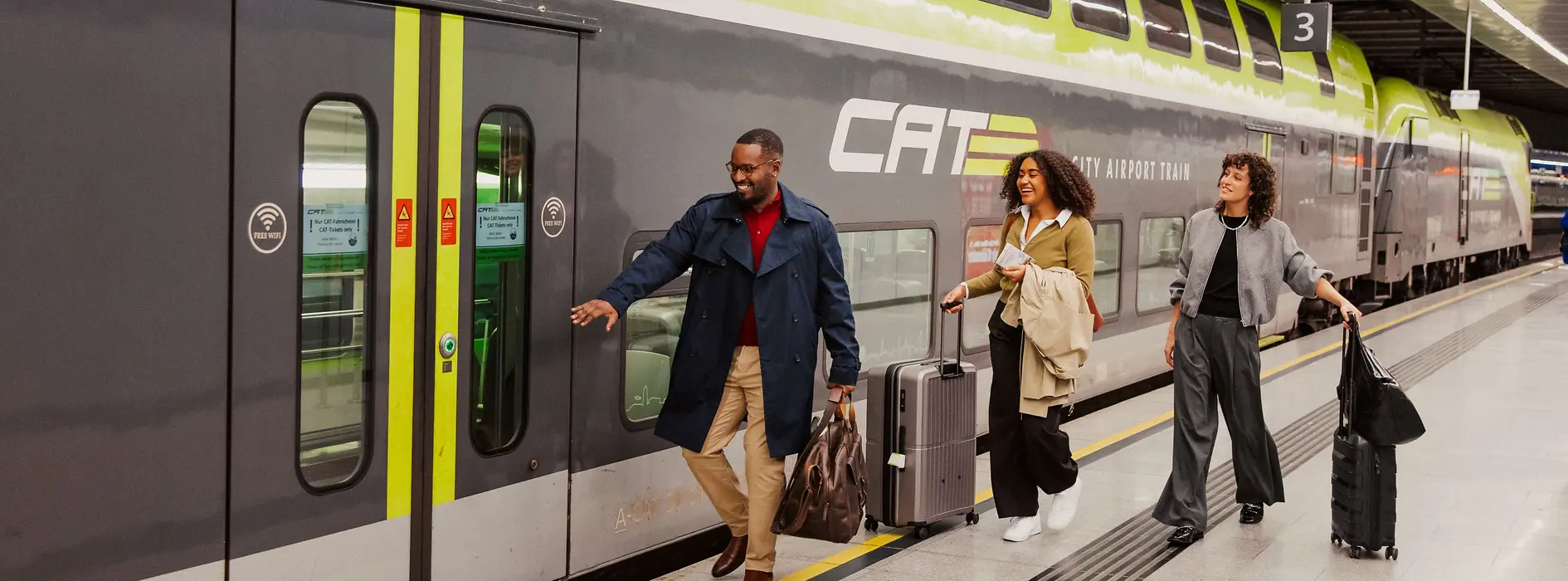 Due signore e un signore salgono sul treno espresso dell'aeroporto City Airport Train. 