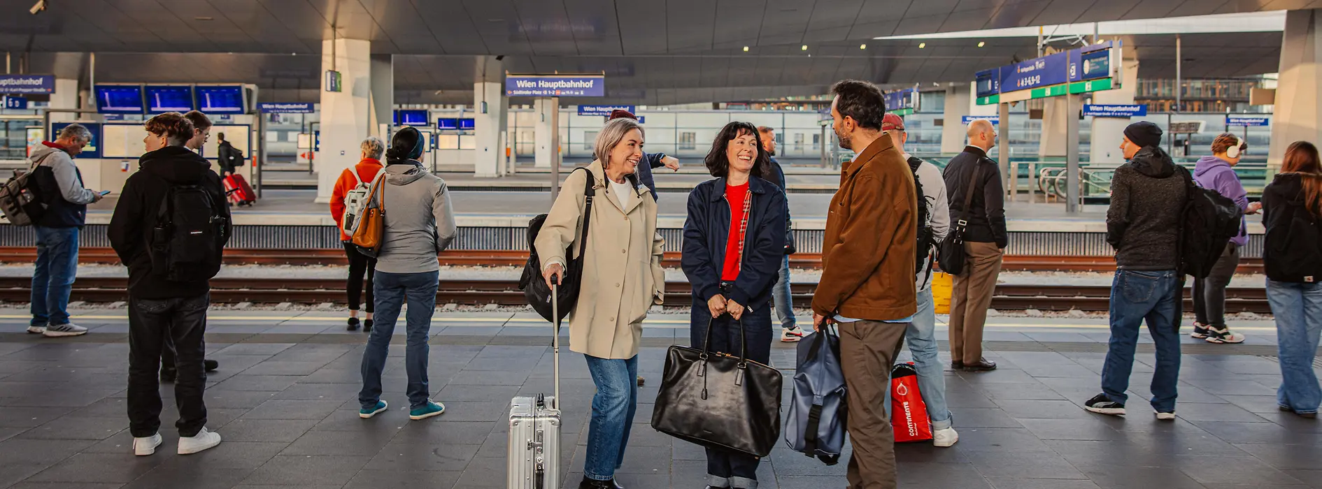 Personen am Bahnsteig des Wiener Hauptbahnhofs