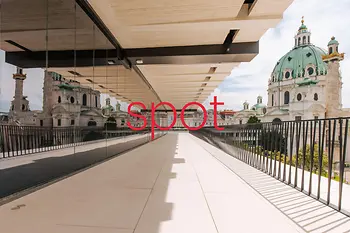 Inscription « spot » sur la terrasse du Wien Museum avec l’église Saint-Charles en arrière-plan