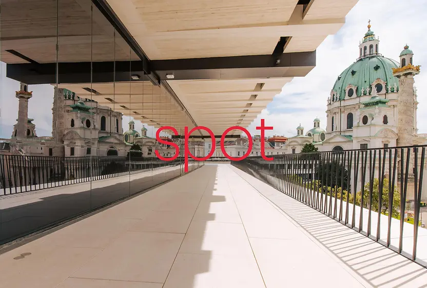 Schriftzug "spot", auf der Terasse des Wien Museums mit der Wiener Karlskirche im Hintergrund