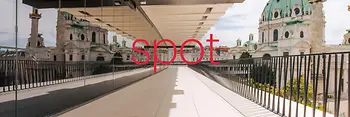 Rótulo "spot" en la terraza del Wien Museum con la iglesia de San Carlos al fondo
