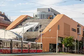 Hauptbücherei am Urban-Loritz-Platz mit Straßenbahn