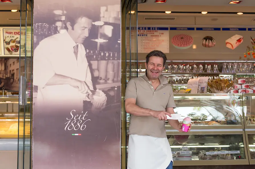 Eissalon am Schwedenplatz, Silvio Molin Pradel sostiene una tarrina de helado frente al mostrador