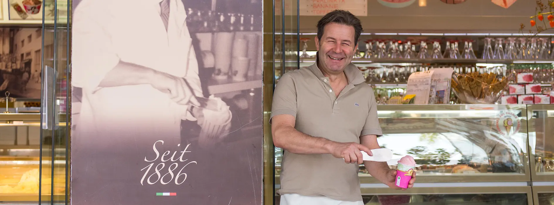 Zmrzlinový salón na Schwedenplatzu, Silvio Molin Pradel drží zmrzlinový pohár před pultem.