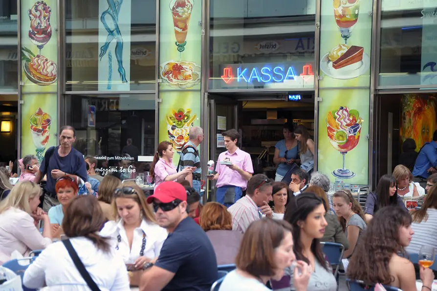 Zanoni & Zanoni, heladería en la Rotenturmstraße, gente sentada en mesas y comiendo helado