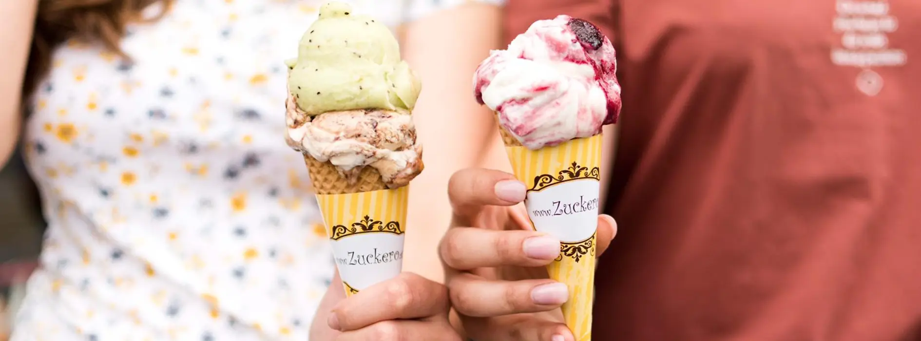 Zwei Menschen halten Eis im Stanitzel