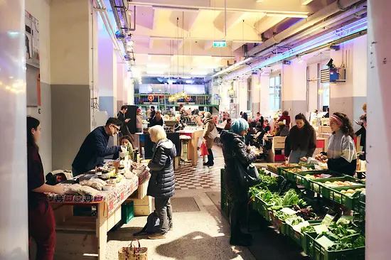 Persone in una sala del mercato