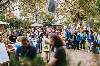 Menschen im Freien bei einem Food Festival