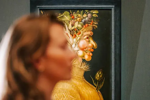Kunsthistorisches Museum, visitante ante el cuadro «Verano» de Arcimboldo