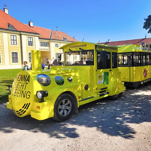 Panoramic train in front of Schönbrunn Palace 