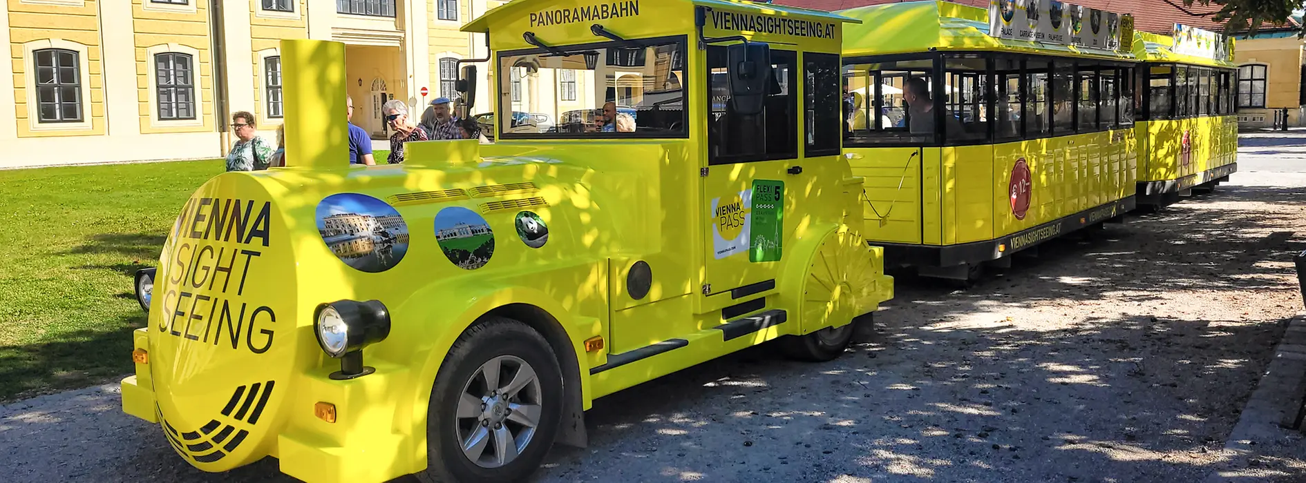 Panoramabahn vor dem Schloss Schönbrunn 