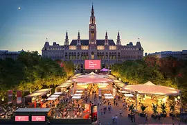 Abendlicher Blick von oben auf das Film Festival 2025 vor dem Wiener Rathaus mit zahlreichen Ständen.