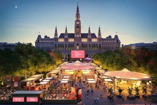Abendlicher Blick von oben auf das Film Festival 2025 vor dem Wiener Rathaus mit zahlreichen Ständen.