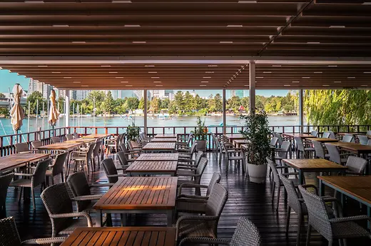Restaurante con el Danubio al fondo