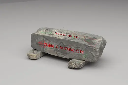Objet d'exposition Lukas Thaler : pierre avec inscription rouge