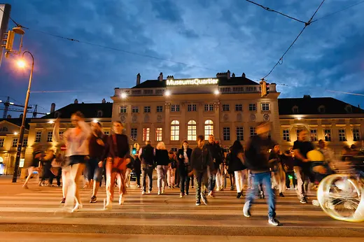 Le quartier des musées la nuit et les gens qui passentt