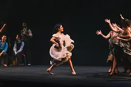 Tanzszene aus dem Musical „West Side Story“ mit Darstellerinnen auf der Bühne