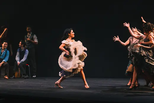 Scène de danse du spectacle musical « West Side Story » avec des comédiennes sur scène