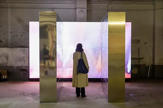Vienna Design Week Exposition Femme devant un écran lumineux