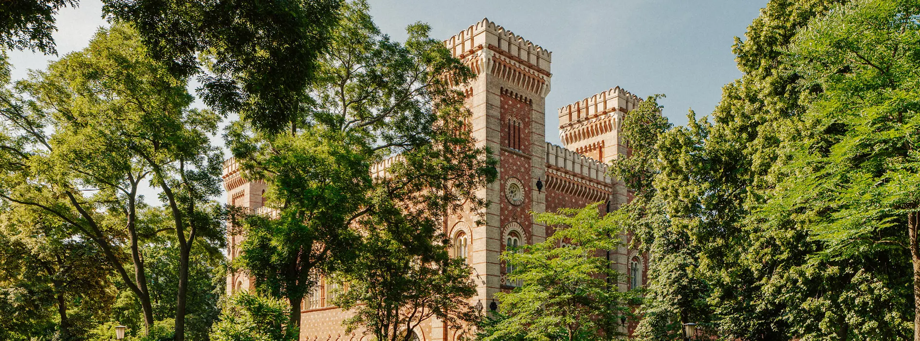 Vojenskohistorické muzeum, pohled zvenku s parkem