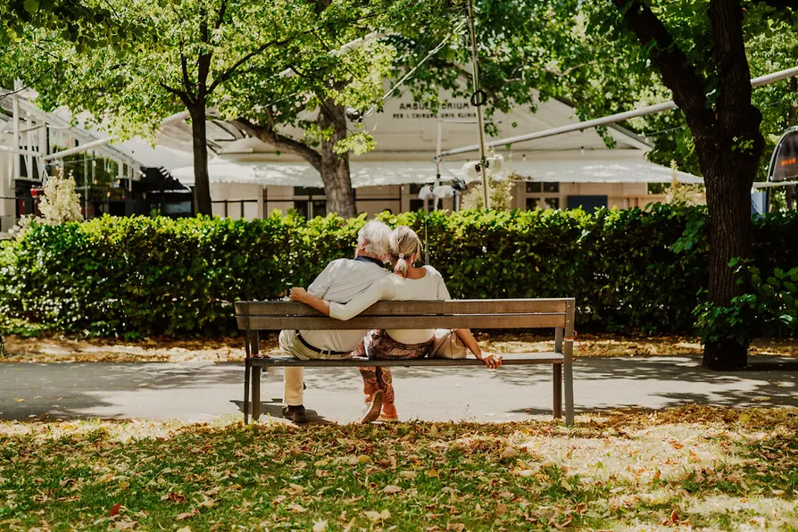 Banco de parque con una pareja mayor en el antiguo AKH