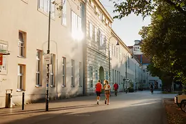 Old AKH courtyard 1 with joggers in front of it
