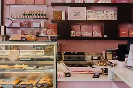 café interior with pink décor